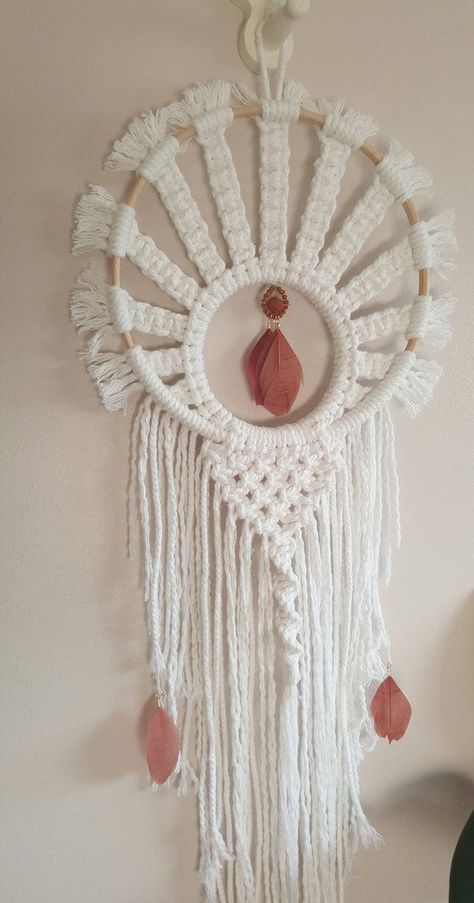 The Most Beautiful Pictures, Dream Catcher Patterns, Macrame Dream Catcher, Crochet Dreamcatcher, Ladybug Crafts, Macrame Owl, Macrame Wall Hanging Diy, Macrame Wall Hanging Patterns, Crochet Wall Hangings