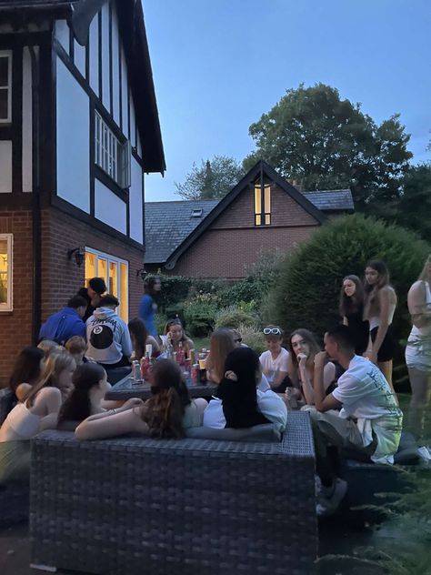 Hangout Friends Aesthetic, Summer House Party Aesthetic, Summer Parties Aesthetic, Go Out With Friends Aesthetic, Outside Party Aesthetic, Uk Party Aesthetic, Uk House Party, Summer Party Vibes, Outdoor Party Aesthetic