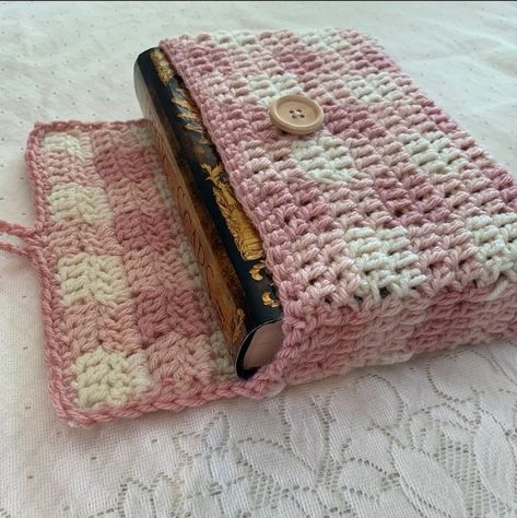 Crochet Book Bag, Crochet Pencil Case, Crochet Book Cover, Pink Book, Book Pouch, Crochet Book, Crochet Business, Crochet Design Pattern, Beginner Crochet Projects