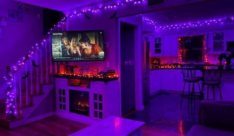 A vibe 😌 love the purple lights. Orange (and green) lights are also always a good look for Halloween season 🎃 Living Room Acnh, Aesthetic Halloween Decor, Living Room Halloween, Halloween Interior, Room Decor Halloween, Fall Apartment Decor, Holiday House Decor, Halloween Bedroom Decor, Halloween Living Room