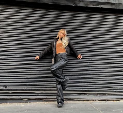 Poses In Boots, Garage Door Pictures Instagram, Wall Poses Instagram Aesthetic, Black Wall Photoshoot, Blank Wall Photoshoot Ideas, Wall Picture Poses, Garage Door Photoshoot, Street Photo Ideas Instagram, Parking Structure Photoshoot