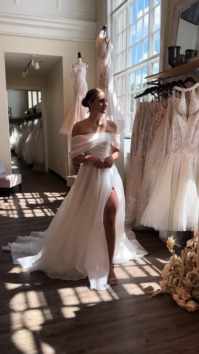 High Waist Wedding Dress, Waist Wedding Dress, Curvy Wedding, Plain Wedding Dress, Wedding Dress White, Dream Wedding Ideas Dresses, Wedding Dress Accessories, Maid Dress, Wedding Mood