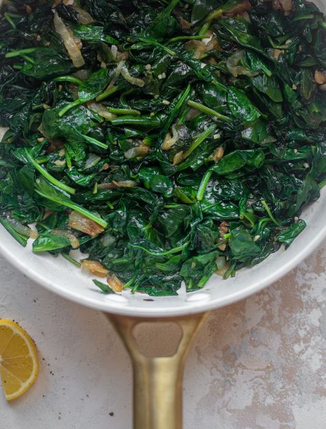 sautéed spinach and caramelized onions Saute Spinach Recipes, Balsamic Spinach, Sauteed Spinach Garlic, Cook Fresh Spinach, Baby Spinach Recipes, Main Entree Recipes, Smoked Mozzarella, Steamed Spinach, Spinach Pizza