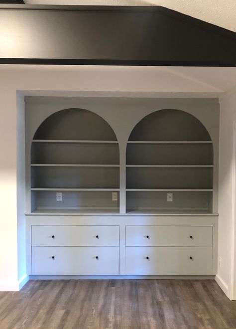 Arched bookshelves and drawers Bookshelves Arch, Arched Bookshelves, Bedroom Bookshelves, Alcove Storage, Built In Around Fireplace, Dining Room Built In, Living Room Built Ins, Bookshelves In Living Room, Fireplace Built Ins