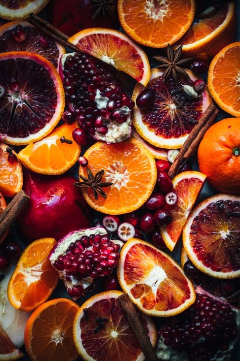 Mulled Wine Photography, Holiday Food Photography, Wine Color Aesthetic, Mulled Wine Aesthetic, Winter Food Photography, Mulled Wine Spices, Autumn Spices, Autumn Fruits, Winter Cocktails Recipes