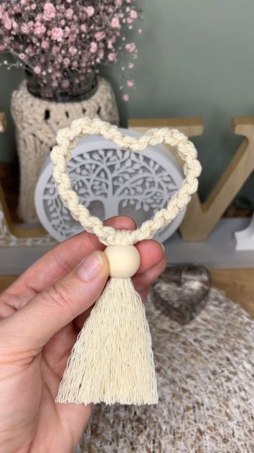 Caroline Fleming, Macrame Heart, Aluminum Crafts, Macrame Tutorial, Valentine Crafts, Cotton Cord, Diy Bracelets, Cookies Et Biscuits, Home Crafts