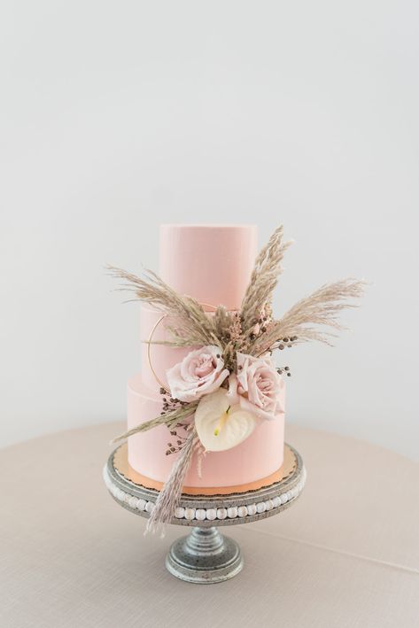 Pink Wedding Cake with Pampas Grass: Organic Eco-Friendly Wedding Styled Shoot featured on Nashville Bride Guide | See more wedding inspiration at nashvillebrideguide,com! #blushweddinginspiration #organicweddingideas #weddingcake #blushweddingcake #weddingcakedesign Pink Boho Cake Ideas, Boho Cakes, Blush Pink Wedding Cake, Cake Pretty, Blush Wedding Cakes, Vegan Wedding Cake, Blush Wedding Inspiration, Wedding Setup, Cake With Flowers