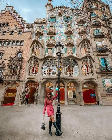 Barcelona Spain Pictures, Barcelona Spain Photos, Barcelona February Outfit, Barcelona Spain Photo Ideas, Barcelona Spain Picture Ideas, Barcelona Poses Photo Ideas, Barcelona Pics Ideas, Barcelona Inspo Pics, Outfit Barcellona