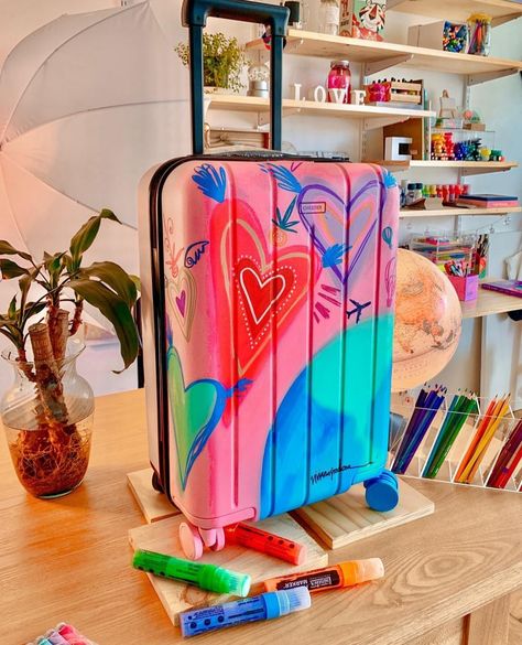 Suitcase Painting Ideas, Suitcase Painting, Luggage Painting, Painted Suitcase, Diy Suitcase, Painted Purse, Abstract Face Art, Diy Fashion Accessories, Alice In Wonderland Tea Party