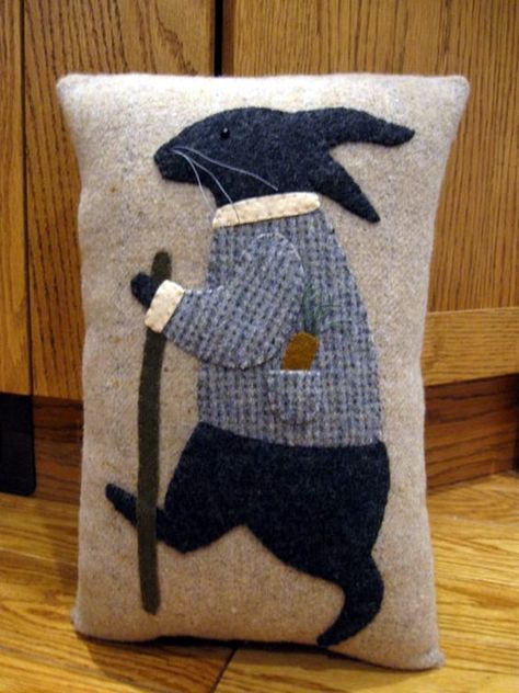 40 Excellent Applique Embroidery Designs And Patterns Rabbit Pillow, Wool Felt Projects, Wool Applique Patterns, Penny Rug, Penny Rugs, Wool Projects, Primitive Folk Art, Patchwork Quilting, 자수 디자인