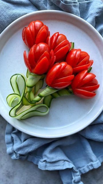 Fruit Sauces, Tomato And Cucumber, Amazing Food Art, Tulip Bouquet, Easy Snack Recipes, Balsamic Glaze, Reduce Food Waste, Grape Tomatoes, Tomato Salad