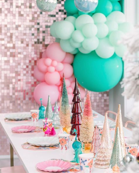 Bonjour Fête / Party Inspo on Instagram: “MOOD: 'A Holly Dolly Christmas' album. Same? ONE MORE WEEK!!!!” Pink And Teal Christmas, Glam Christmas Party, Interior Design Christmas, Nutcracker Christmas Party, Christmas Home Decorations, Holly Dolly, Teal Christmas, Fun Party Themes, Glam Christmas