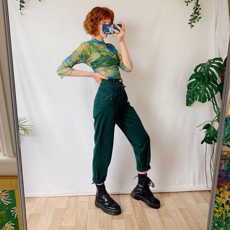 Green Mom Jeans, Artsy Outfit Ideas, Slytherin Fashion, Outfit Botas, Cottagecore Outfit, Vintage Forest, Artsy Outfit, Corduroy Trousers, Fashion Aesthetics