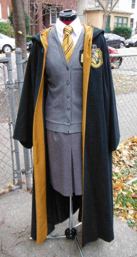 Quincy's Hufflepuff uniform. Dress Robes Harry Potter, Hufflepuff Cloak, Vintage Hufflepuff, Witch Uniform, Hufflepuff Cosplay, Hufflepuff Things, Ravenclaw Bedroom, Huffle Puff, Hufflepuff Costume