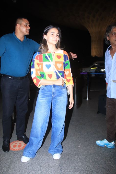 Alia Bhatt Outfits Casual, Bollywood Celebrity Casual Outfits, Alia Bhatt Outfits, Jeans Combination, Alia Bhatt Photoshoot, Pakistani Dress, Pakistani Dress Design, Saree Look, Alia Bhatt