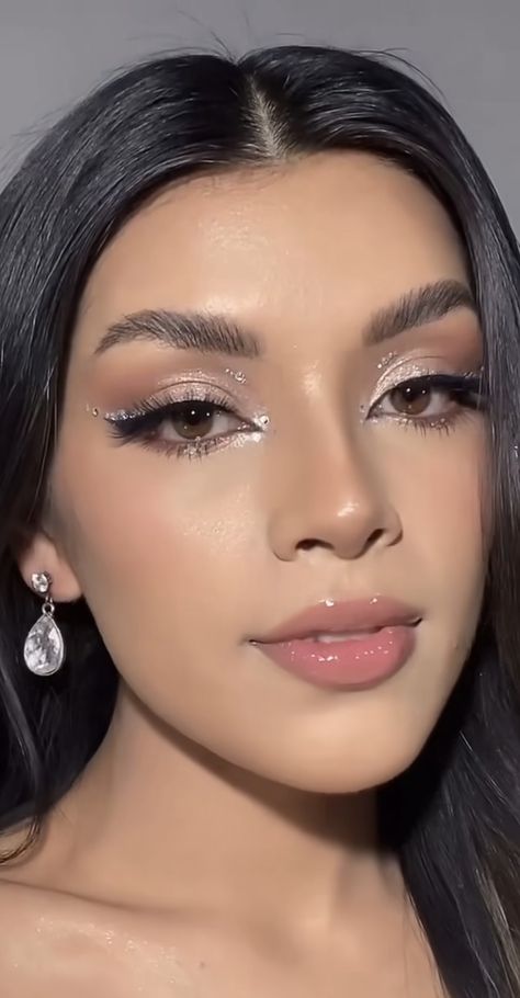 Prom Make Up With Gems, Birthday Makeup Looks With Gems, Full Glam Quince Makeup, Saturno Eye Makeup, Makeup Looks With Gems Simple, Prom Gem Makeup, Saturno Concert Makeup, The Weeknd Concert Makeup Look, Black Eyeliner With Gems