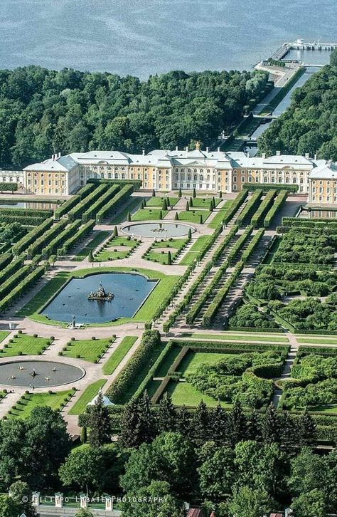 Peterhof Grand Palace. Russia بيوت ملكية, Peterhof Palace, Formal Garden Design, Palace Garden, Castle House, St Petersburg Russia, Formal Gardens, Beautiful Castles, Petersburg Russia