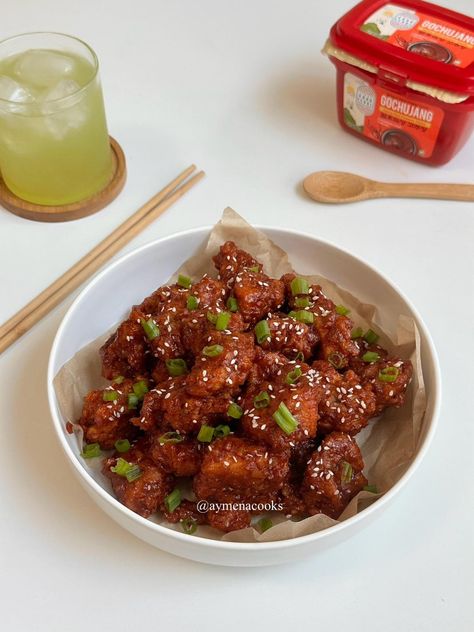 korean fried chicken (yangnyeom chicken) Korean Fried Chicken Sandwich, Lunch Korean, Fried Chicken Korean, Korean Style Chicken, Yangnyeom Chicken, Korean Lunch, Korean Fried Chicken Recipe, Crispy Chicken Wraps, Cooking And Baking Recipes