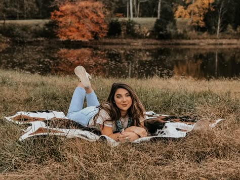 Cowhide Rug Senior Pictures, Western Picnic Photoshoot, Western Senior Pictures Outfit Summer, Western Senior Photoshoot Ideas, Senior Picture Ideas Western Boho, Senior Girl Photoshoots Western, Cute Western Senior Pictures, Country Themed Senior Pictures, Senior Picture Ideas Truck