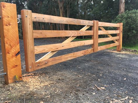 Rail Style Gates | Rail Fence Gate - Gippsland Timber Gates Simple Gate Ideas, Diy Wood Driveway Gate, Gate Posts Ideas, Fence Gates Wooden, Wooden Farm Gates, Wood Driveway Gate, Farm Fence Gate, Barn Landscaping, Driveway Gate Diy