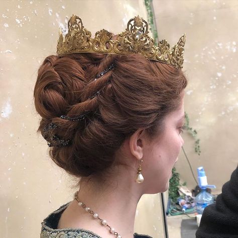 V i c k i e • E l l i s on Instagram: “HAIR• Showing off the detail that’s usually under the hair net, and the lovely beaded thread incorporated into the robe braid. Hair by…” Medieval Hairstyles Princesses, Princess Updo, Period Hairstyles, Charlotte Hope, Targaryen Hair, The Spanish Princess, Historical Hairstyles, Spanish Princess, Medieval Hairstyles