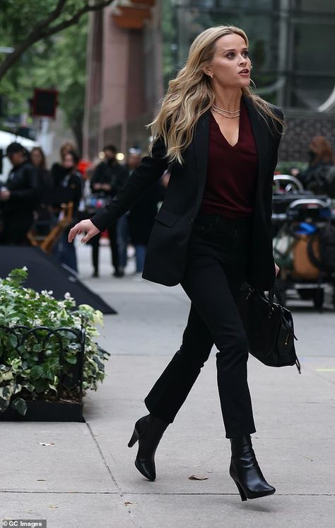 Reece Witherspoon Style, Bradley Jackson, Petite Celebrities, Reese Witherspoon Style, Julianna Margulies, December Outfits, The Morning Show, Summer Office Outfits, Gamine Style