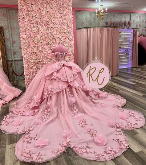 RICARLO DRESSES 👗 on Instagram: "#blushpink 🩷🌸🎀 . NEW COLLECTION ✨ . 📍: 3534 Fredericksburg Rd, Suite 26,  San Antonio Texas ZIP: 78201 . . . RICARLO The suite XV👗 #newarrivals #newcollection #ricarlo #ricarlothesuitexv #fyp #parati #fashion #quinceañera #dress #love #llovepink #sanantonio #texas #fiestadequince #segueme #coquette #dresscometrue 🩷🌸🎀" Huge Quinceanera Dresses, Pink Quinceanera Dresses Flower, Pink Rancho Quince, Floral Quince Dress, Dark Pink Quinceanera Dresses, Big Quinceanera Dresses, Quince Charro Dresses, Elegant Pink Ruffled Quinceanera Dress, Pink Floral Quince Dress