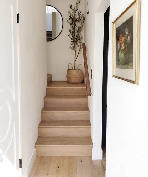 Stairway Landing Decor, Stair Landing Decor Ideas, Staircase Landing Decor, Landing Decor Ideas, Stair Landing Decor, Landing Decor, Modern Farmhouse Entryway, Staircase Decor Ideas, Staircase Landing