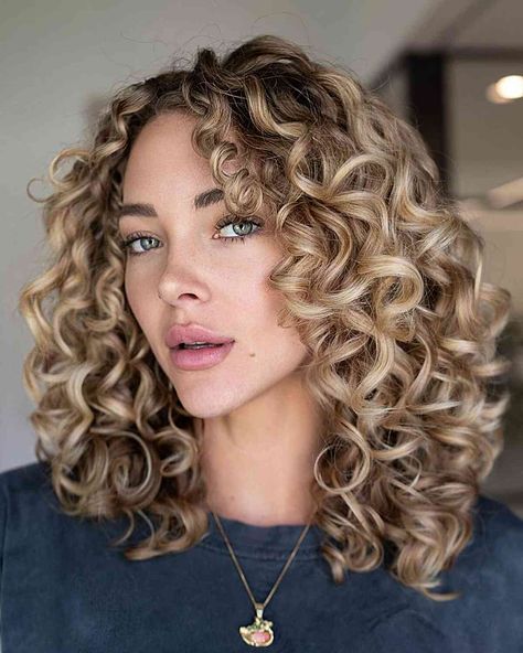 Curly Shag Haircut, Curly Hair Trends, Curly Lob, Shoulder Length Curly Hair, Dark Curly Hair, Natural Curly Hair Cuts, Layered Curly Hair, Blonde Curly Hair, Balayage Blonde