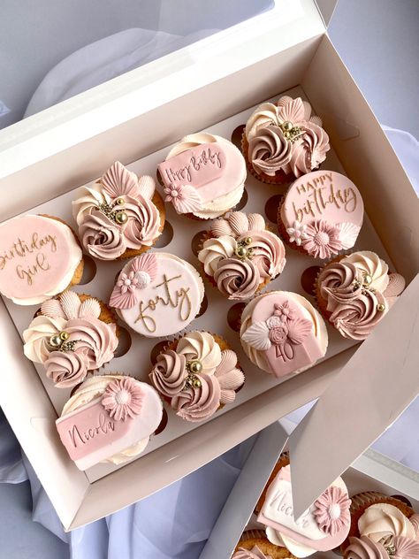 Cupcakes 40th Birthday Woman, Birthday Cupcakes Chocolate, 50th Cupcakes For Women, 30 Birthday Cupcakes, 21st Cupcake Ideas, 25th Birthday Cupcakes, Bride To Be Cupcakes, 30th Cupcakes, Glam Cupcakes