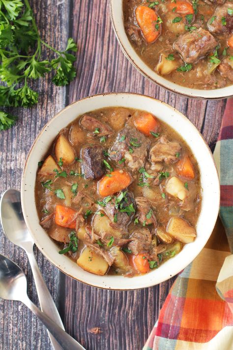 Low FODMAP Slow Cooker Beef Stew - Delicious as it Looks Fodmap Slow Cooker, Fodmap Meals, Low Fodmap Vegetables, Fodmap Recipes Dinner, Low Fodmap Recipes Dinner, Fodmap Meal Plan, Fodmap Food, Fodmap Friendly Recipes, Low Fodmap Diet Recipes