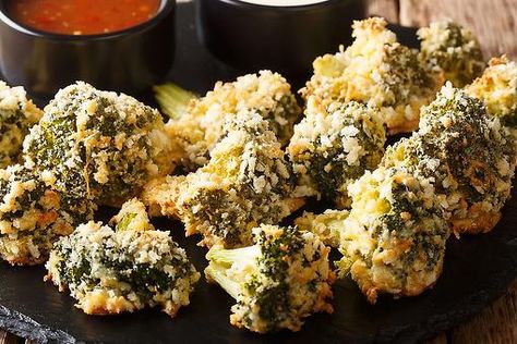 Crispy Garlic Parmesan Broccoli Bites Recipe: This Baked Broccoli Recipe Is Garlicy, Cheesy, Crunchy Perfection Parmesan Broccoli Recipes, Garlic Parmesan Broccoli, Baked Broccoli Recipe, Broccoli Bites, Parmesan Broccoli, Olive Oil Garlic, Broccoli Recipe, Baked Garlic, Edible Food