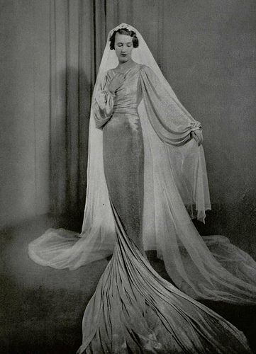 Wedding dress. Jeanne Lanvin. L'officiel de la Mode March 1935 Lanvin Wedding Dress, Vintage Wedding Dress 1920s, Look Gatsby, 1930s Wedding Dress, 1920s Wedding Dress, 1930s Wedding, Jeanne Lanvin, Vintage Wedding Photos, Antique Wedding