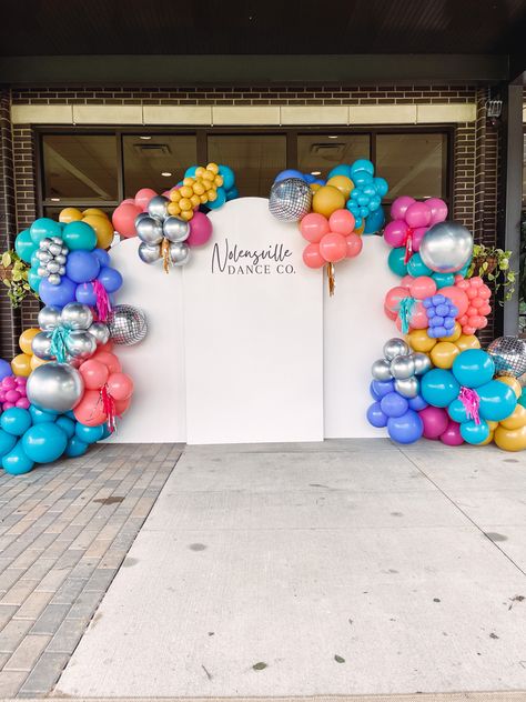 Wooden arch walls and balloon garlands! Wooden Arch Backdrop, Colorful Balloon Arch, Garland Backdrops, 70s Party, Wooden Arch, Arch Backdrop, Big Balloons, Happy Birthday Balloons, Balloon Backdrop