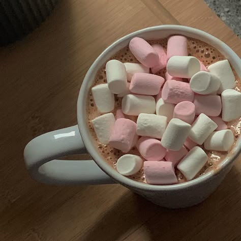 Marshmallow Aesthetic, Marshmallow Coffee, Pink Hot Chocolate, Marshmallow Hot Chocolate, Hot Chocolate With Marshmallows, Think Food, Food Obsession, Cafe Food, Pretty Food