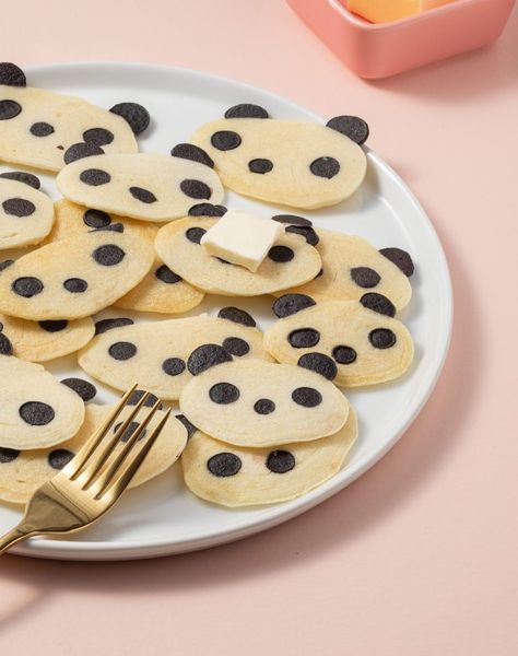 Panda Pancakes [Vegan] - One Green Planet Panda Birthday Theme, Panda Themed Party, Pancake Cereal, Panda Food, Creative Meals, Theme Snack, Panda Birthday Party, Pancakes Vegan, Black Food Coloring