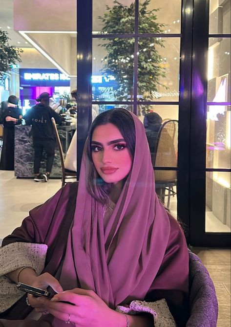 Luxurious Outfits, Jalabia Styles, Blouse Outfit Casual, Arabian Women, Muslim Outfits Casual, Head Scarf Styles, Arab Beauty, Beautiful Muslim Women, Muslim Fashion Outfits