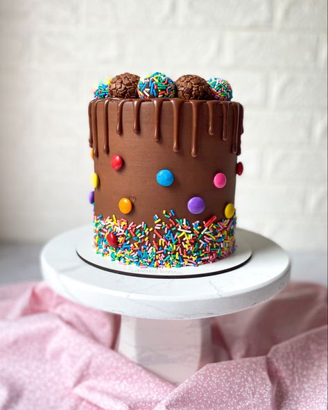 Bolo coberto em ganache todo colorido decorado com brigadeiros, m&m e granulados coloridos M & M Cake, Bolo Candy Color, Chocolate M&m Cake, M&m Filled Cake, Chocolate Cake Rainbow Sprinkles, Christmas Holiday Cake, Cake Story, Ganache Cake, Chocolate Lava Cake