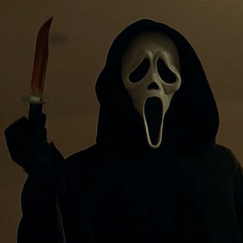 Ghostface in Scream 5 Scream Franchise, Ghostface Scream, Scream Movie, Ghost Faces, Scary Movies, Scream, Art Reference, Ghost