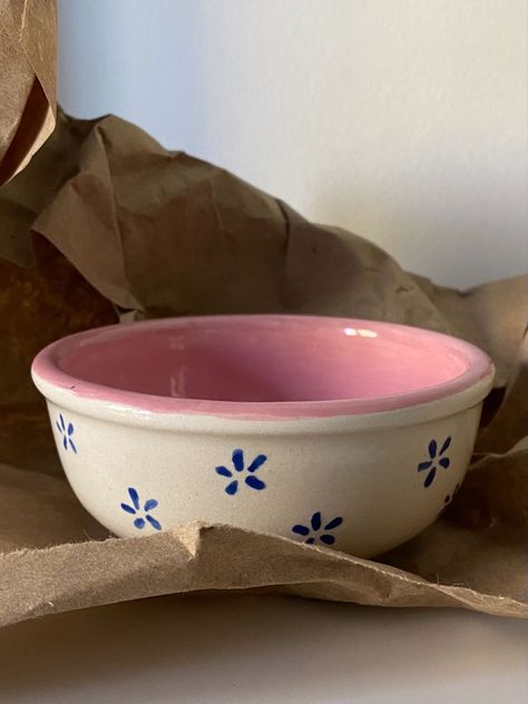 Pottery Bowl Inspiration, Pretty Bowls Ceramics, Bowl Pottery Design, Bowl Aesthetic Ceramic, Pottery Designs Bowl, Ceramic Bowls Handmade Pottery, Diy Pottery Painting Bowl, Ceramic Cereal Bowl Ideas, Aesthetic Painted Pottery