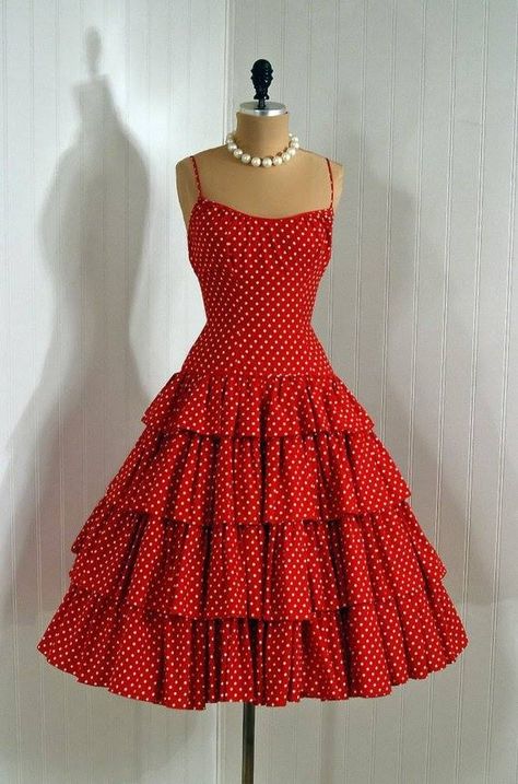 I... I have never wanted a dress more badly. SOMEONE GET IT FOR ME FOR MY BIRTHDAY THAT'S ALL I ASK OF YOUUUUUU. Mode Tips, Robes Vintage, Taylor Red, Lucille Ball, 50s Dresses, 1950s Dress, 50s Fashion, 1950s Fashion, Grace Kelly