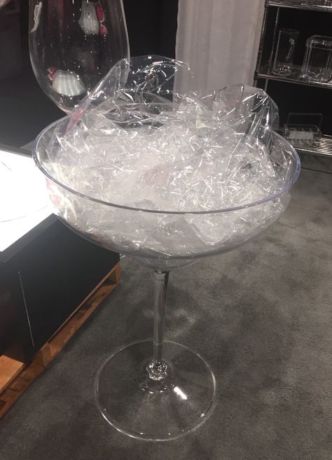 Classy Lounge, Liquor Glasses, Margarita Glasses, Festive Drinks, Glasses Drinking, Flute Glass, Friends Party, Wine Chiller, Plastic Cups