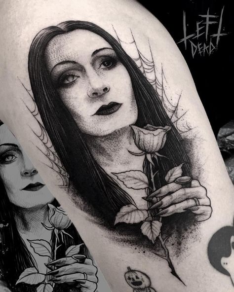 Addams Family Tattoo, Wednesday Addams Tattoo, Upper Back Tattoos, Gomez And Morticia, Morticia Addams, Spooky Tattoos, Horror Tattoo, Tattoo Art Drawings, Dark Tattoo