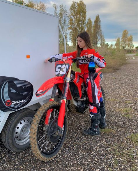 Women Motocross, Streetwear Outfit Men, Honda Dirt Bike, Motocross Girls, Foto Cowgirl, Dirt Bike Gear, Bike Couple, Motocross Love, Cool Dirt Bikes