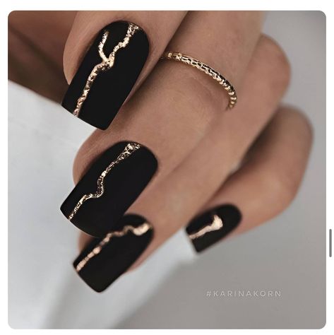 Classy Black Nails, Black Gold Nails, Bridesmaids Nails, Matte Black Nails, Manicure Colors, Gold Nail, Her Nails, Black Nail Designs, Black Nail