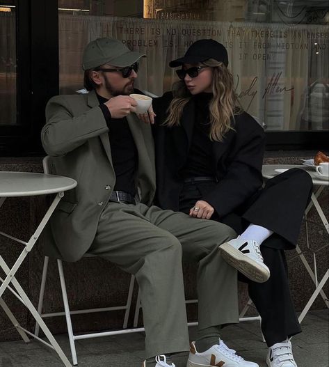 Couple Aesthetic Outfits, Pinterest Couple, Paris Trip Outfits, Casual Couple Photos, Ootd Couple, Streetwear Couple, Paris Couple, Couple Matching Outfits, Couple Fits