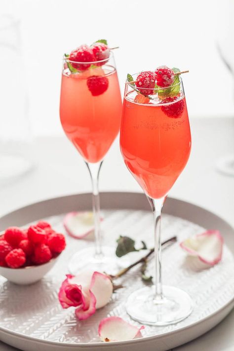 Raspberry Mimosa Cocktail - Let champagne shine! This sparkling raspberry mimosa is the perfect drink to sip on Valentine's Day. Raspberry Mimosa, Mimosa Cocktail Recipes, Glace Fruit, Mimosa Cocktail, Mimosa Recipe, Champagne Brunch, Steak Butter, Alcohol Drink Recipes, Drinks Alcohol Recipes