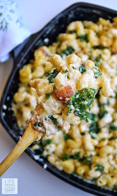 Mac and Cheese with Kale and Bacon | by Life Tastes Good is a classic homemade cheddar mac and cheese dressed up with a fresh and healthy kick of kale. Just look at that cheesy goodness... Kale Mac And Cheese, Recipe Using Kale, Bacon Kale, Baked Kale, Cheddar Mac And Cheese, Cheesy Mac And Cheese, White Sauce Recipes, Bacon Mac And Cheese, Kale Recipes