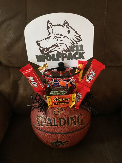 Basketball Candy Bouquet Basketball Bouquets Gifts, Basketball Candy Bouquet, Senior Boards, Basketball Banquet, Basketball Senior Night, Candy Bouquet Diy, Valentine Gift Baskets, Basketball Birthday Parties, Diy Anniversary Gift