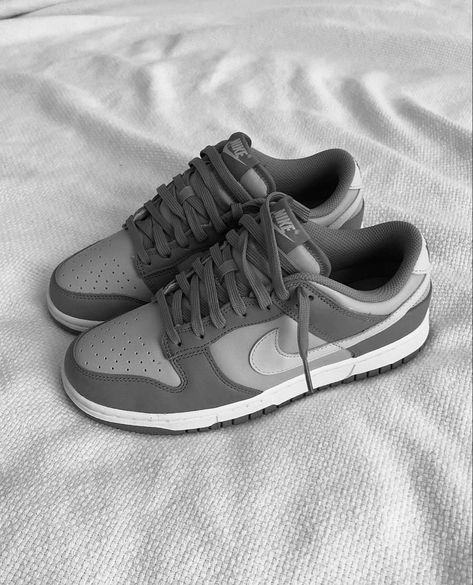 Pretty Sneakers, Dr Shoes, Trendy Shoes Sneakers, Nike Shoes Girls, Preppy Shoes, Pretty Shoes Sneakers, All Nike Shoes, Cute Nike Shoes, Fresh Shoes